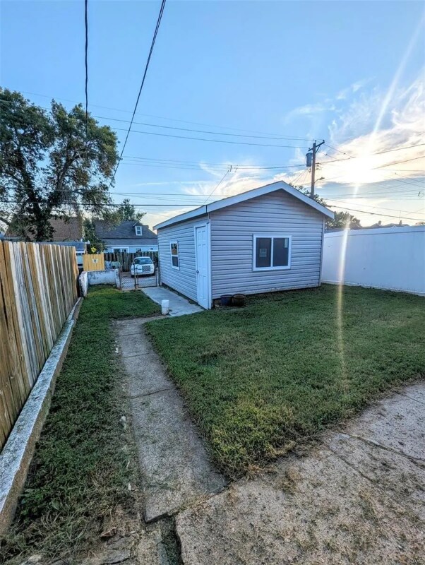 Building Photo - 4938 Quincy St