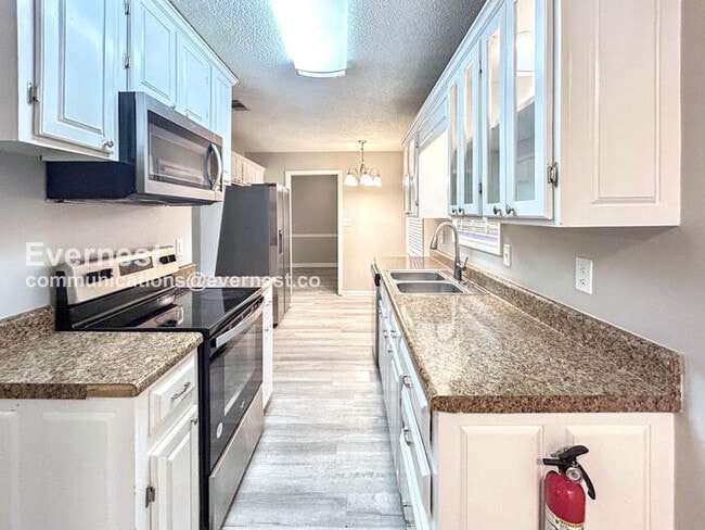 Building Photo - Limited Time Special Offer / 5 Bed, 3.5 Bath Home with Attached Garage / Pet-Friendly / Vouchers ...