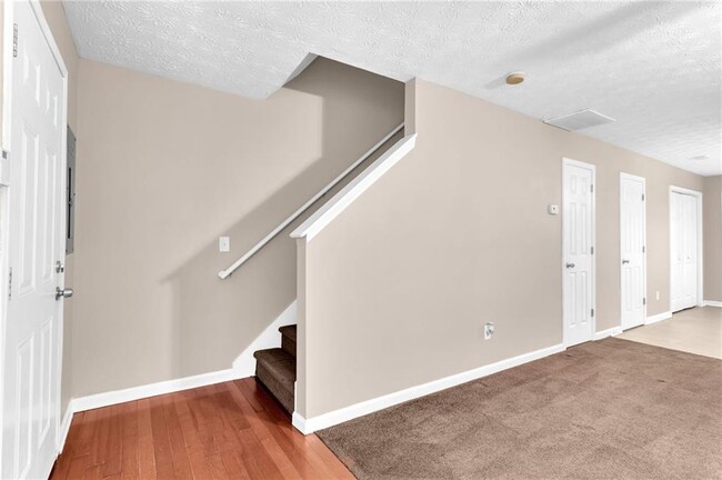 Building Photo - 5566 Pineridge Ct