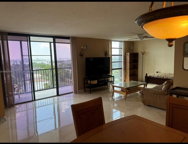 Foto del edificio - 2500 NE 135th St