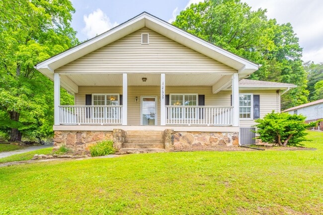Charming home on River Canyon Drive - Charming home on River Canyon Drive