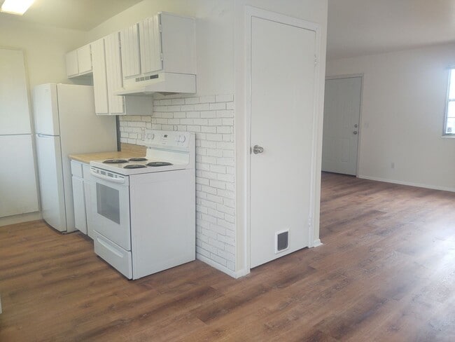 Building Photo - Charming Ranch-Style Home in Central Westm...