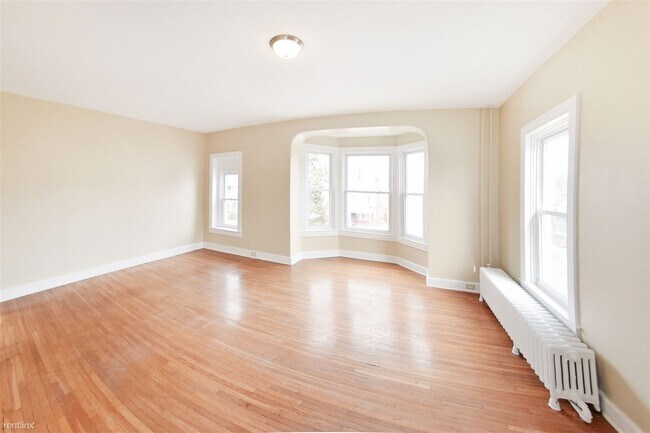 Foto del edificio - 3 br, 1 bath  - 700 Roosevelt Ave 2nd Floor