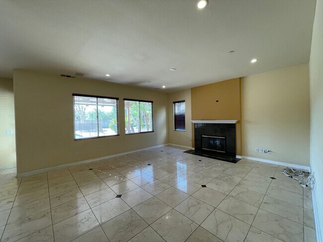 Foto del edificio - Spacious 5 Bedroom-4 Bathroom Two Story Ho...