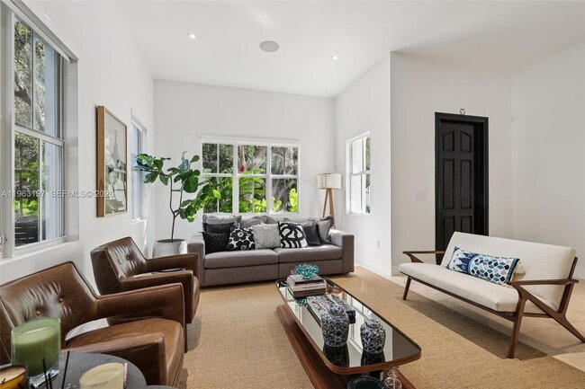 Building Photo - 7420 SW 54th Ct