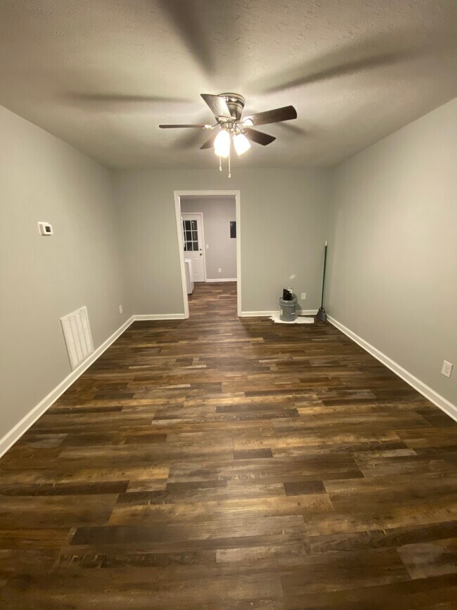 Vista de la entrada/sala de estar 3 - 1205 Redden Ln