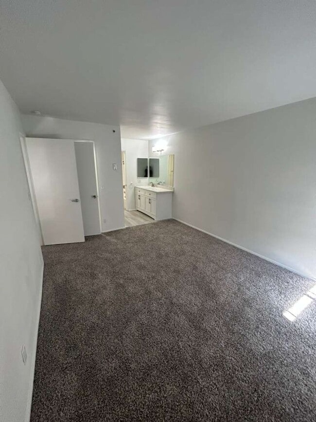 Building Photo - Renovated and Spacious, 1 bed 1 bath condo on 2nd floor! Move In Ready!