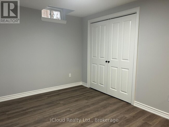 Photo du bâtiment - 122 Clare Ave