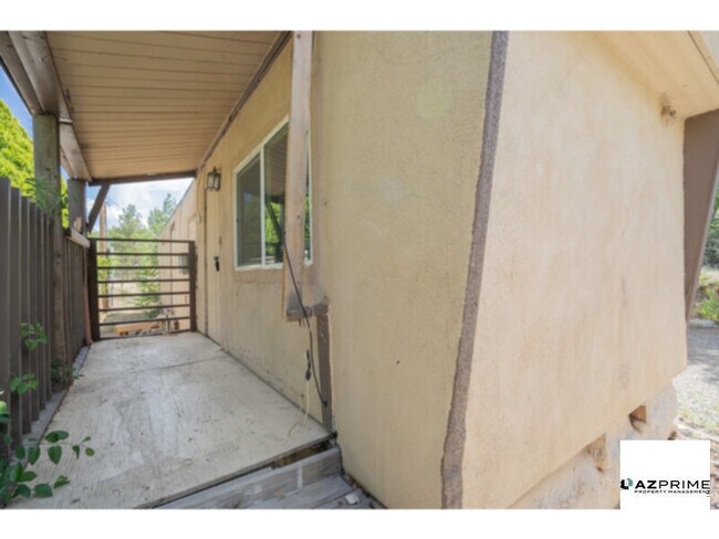 Foto del edificio - Discover Tranquility in this Charming Maye...