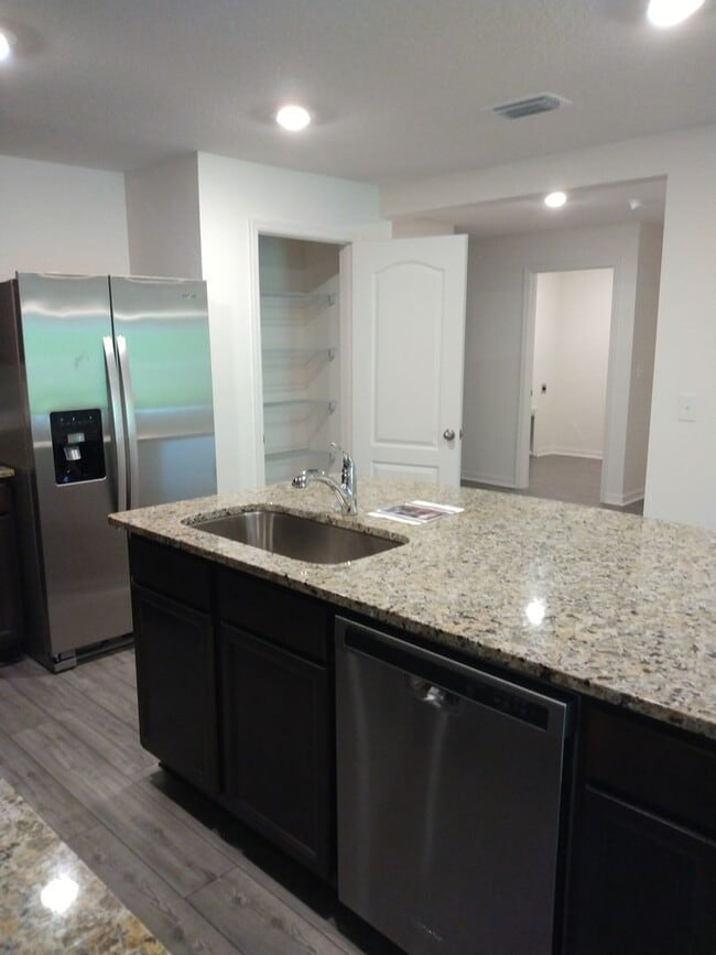 Foto del edificio - Brand New 3 Bedroom 2 Bathroom Villa Home Silver Ridge