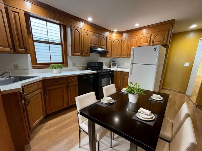 Foto del edificio - South Boston 5 Bed / 3 Bath – W/D in Unit – 9/1