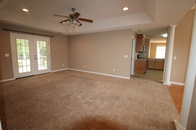 Building Photo - 2105 Hobbit Way