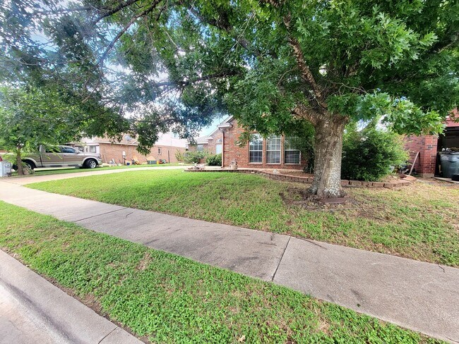 Building Photo - 3/BR, 2/BA Home with Spacious Layout & Lar...