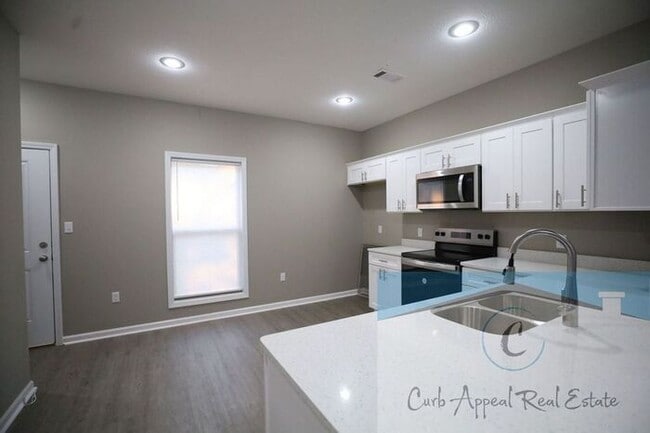 Building Photo - Luxury 2 bed 2 bath apt - brand new construction!! Washer, dryer and, internet utilities included!!