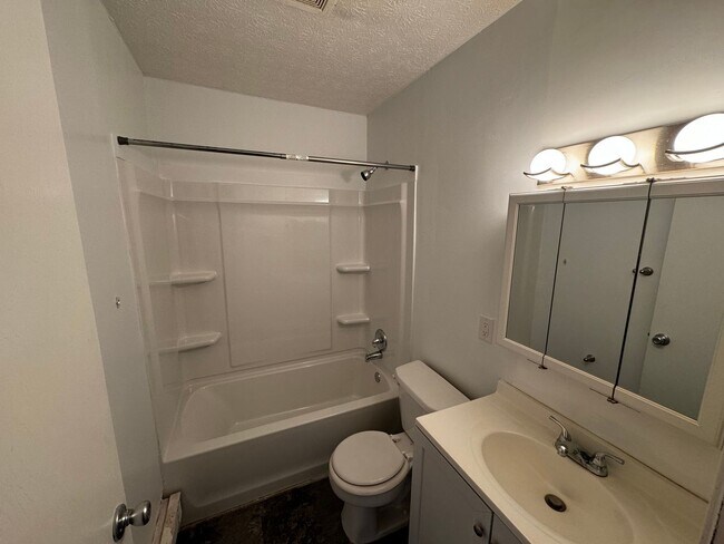 Foto del edificio - Charming 2-Bedroom, 1-Bath Duplex in Louis...