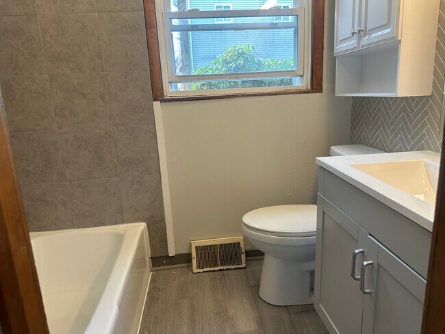 Building Photo - 113 Line Way