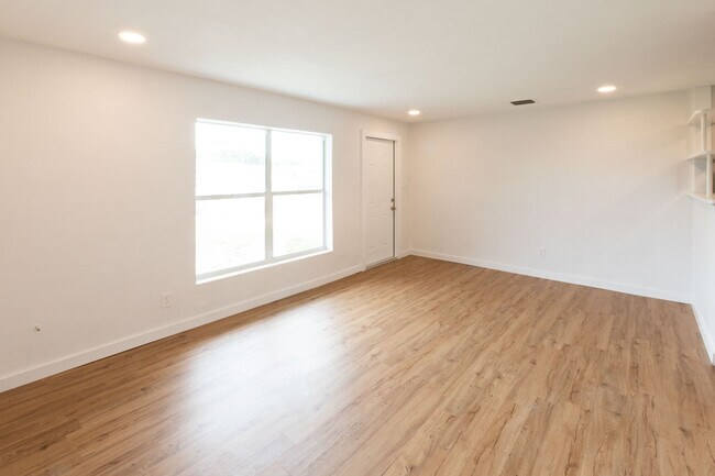 Building Photo - 2854 NE Hickory Ridge Ave