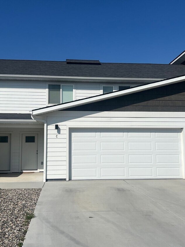 Primary Photo - 3 Bed 2.5 Bath with double attached garage...