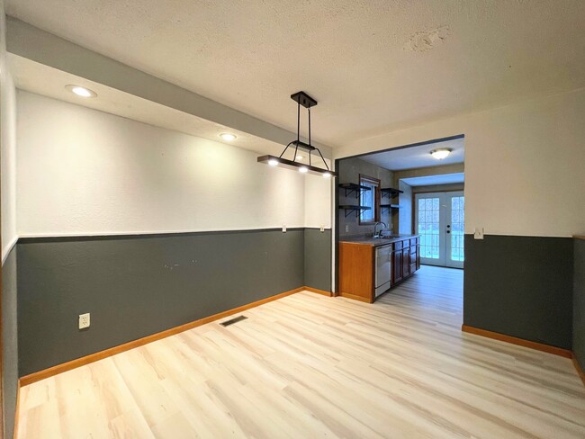 Building Photo - 2 Bedroom House With Basement