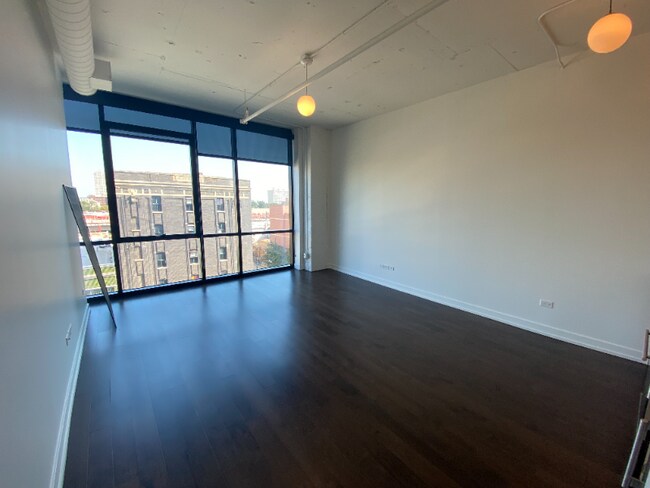 Building Photo - 5060 N Broadway