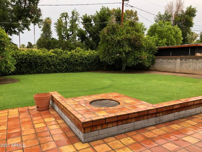 Building Photo - 328 E Solana Dr