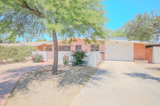 Building Photo - 4 Bedroom 2 Bathroom