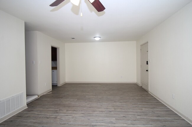 Building Photo - 2-Bedroom Apartment in Prime Pace Location...