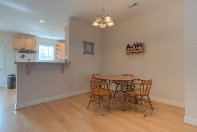 Foto del edificio - 250 Sheliah | Townhouse | 2 Bed 2 Bath | 0...
