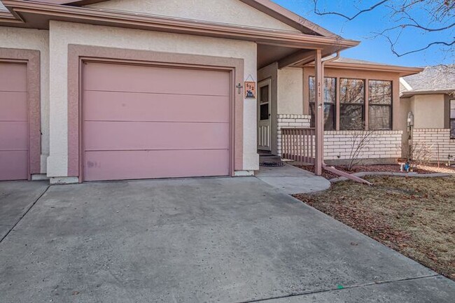 Building Photo - Charming 2-bedroom, 2-bathroom townhome with a 1-car garage