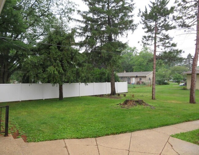 Foto del edificio - 1823 Liberty Ln