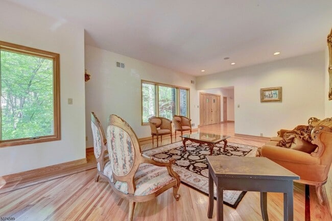 Building Photo - 21 Surrey Ln