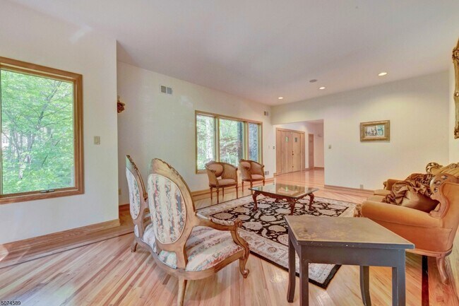 Foto del edificio - 21 Surrey Ln