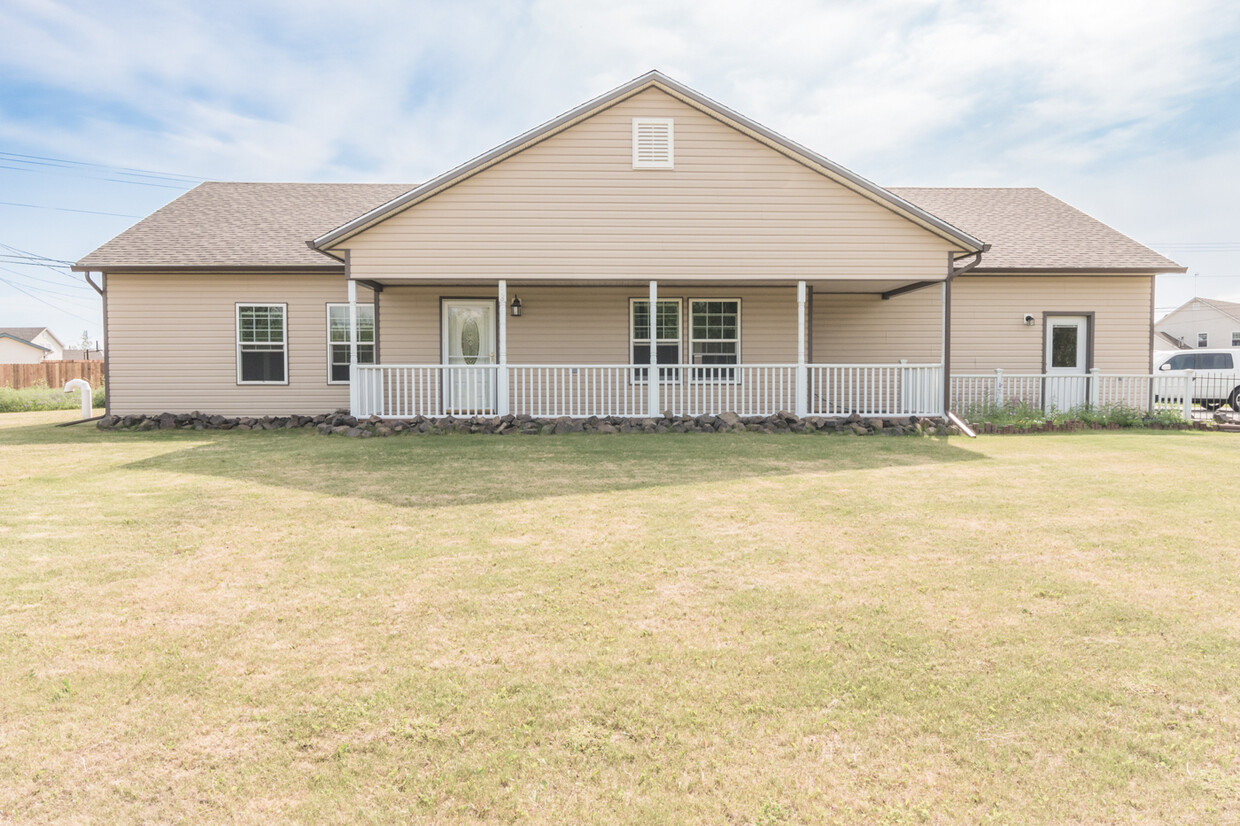 Primary Photo - 3 bed 2 bath 3 car garage, pellet stove