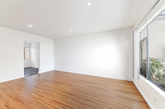 Building Photo - 809 Flora Dr