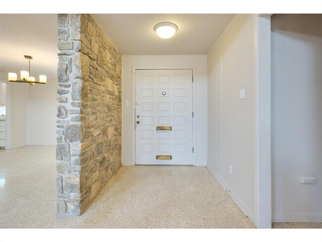 Building Photo - 6100 Mountainclimb Dr