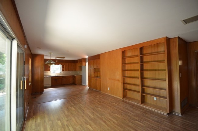 Building Photo - 912 Reedwood Ln