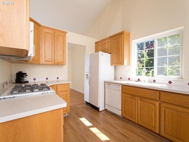 Foto del edificio - SUNNY & BRIGHT SINGLE FAMILY HOME IN HILLSBORO