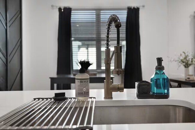 Foto del edificio - 4615 INDIE HEIGHTS Ln