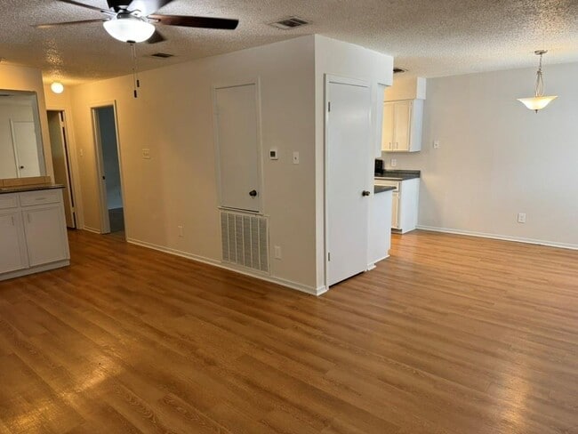 Building Photo - 7000 Oak Meadow Cir