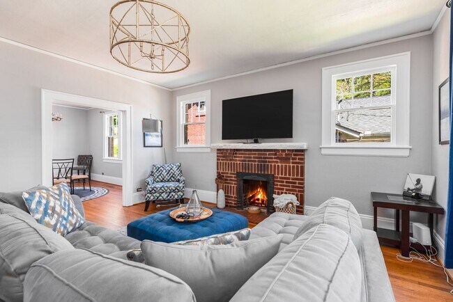 Building Photo - Beautiful Bungalow in Five Points with Fen...