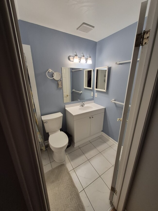 Building Photo - Spacious End-Unit Townhome with Private Backyard in Prime Location