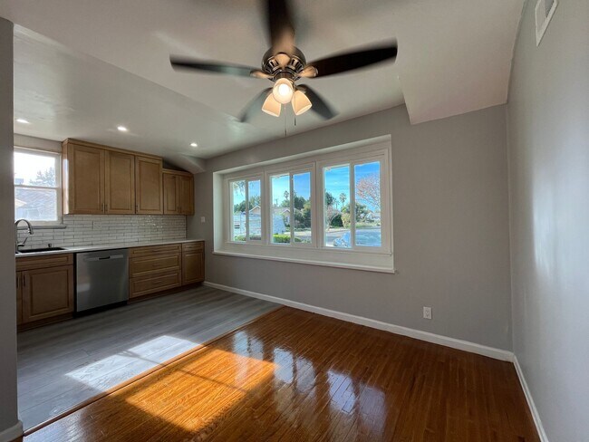 Foto del edificio - Upgraded 3+2 in Canoga Park w/central HVAC, wood floors + appliances!