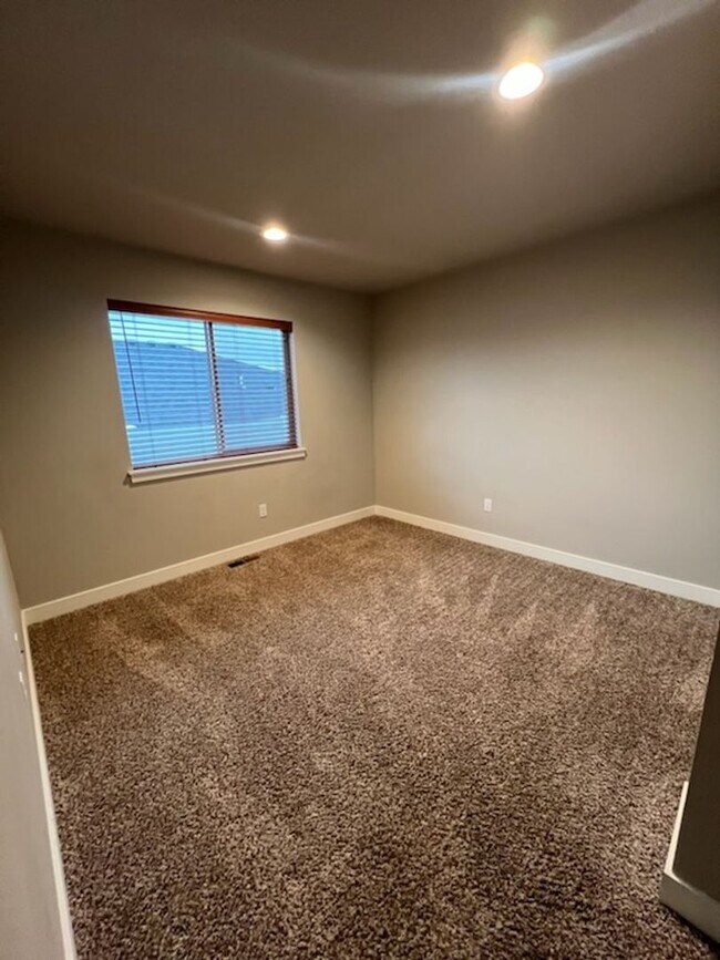 Building Photo - JANUARY RENT FREE!! Luxury 3 bedroom, 2 ba...
