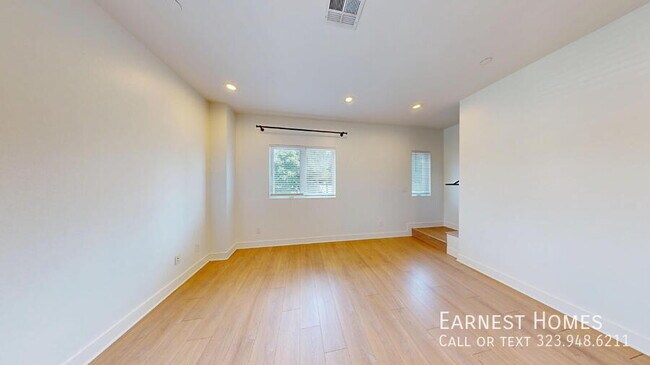 Foto del edificio - 147 1/2 Roselake Avenue-