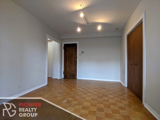 Foto del edificio - 739 W Belmont Ave