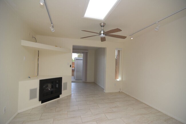 Foto del edificio - Well Maintained 2 Bedroom 1 Bath Townhouse! East Tucson Location!