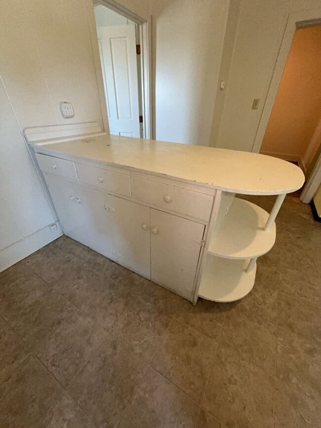 Building Photo - 7 Bedroom 3 Bath Home for Rent this Summer!