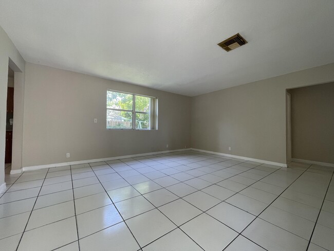 Foto del edificio - 216 NW 12th St