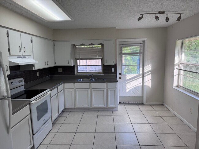 Building Photo - 907 Weatherbee Rd, Ft. Pierce, FL