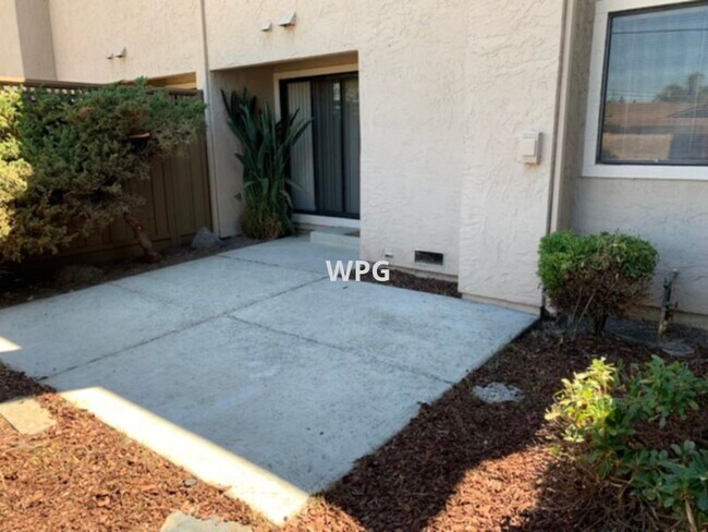 Building Photo - 2062 Holly Branch Ct